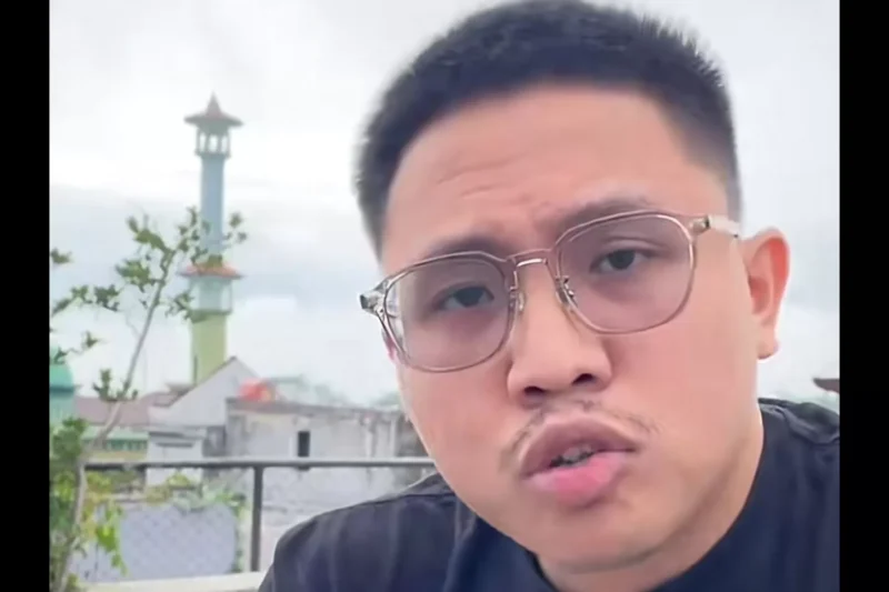 YouTuber Resbob saat live streaming yang viral, dilaporkan ke Polda Metro Jaya karena diduga menghina suku Sunda. (Posnews/Instagram)