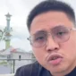 YouTuber Resbob saat live streaming yang viral, dilaporkan ke Polda Metro Jaya karena diduga menghina suku Sunda. (Posnews/Instagram)