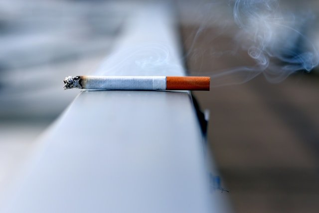 Lebih bahaya dari rokok? Duduk seharian di kantor ternyata mematikan metabolisme tubuh. Simak fakta