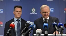 Perdana Menteri Australia Anthony Albanese mengadakan konferensi pers setelah penembakan pada perayaan hari raya Yahudi di Pantai Bondi di Sydney, Australia, 15 Desember 2025. Dok: Reuters.