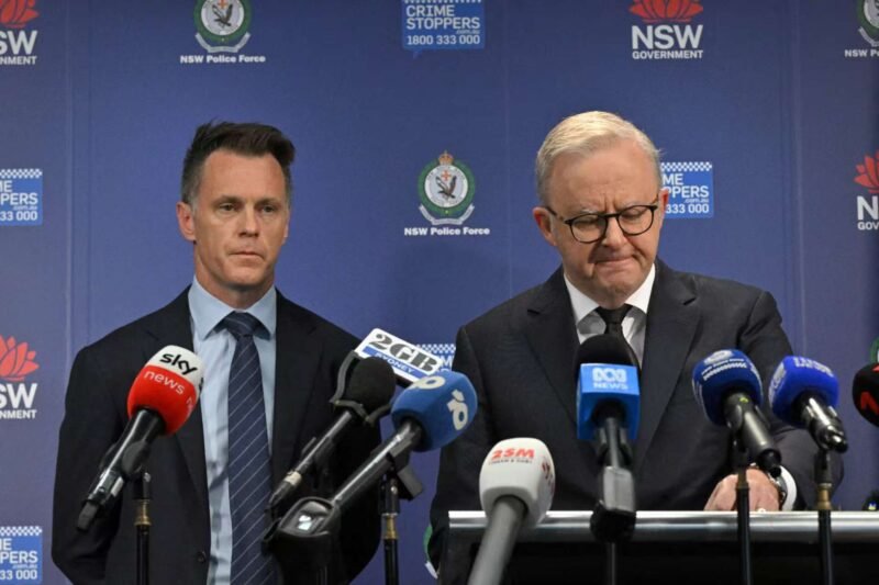Perdana Menteri Australia Anthony Albanese mengadakan konferensi pers setelah penembakan pada perayaan hari raya Yahudi di Pantai Bondi di Sydney, Australia, 15 Desember 2025. Dok: Reuters.
