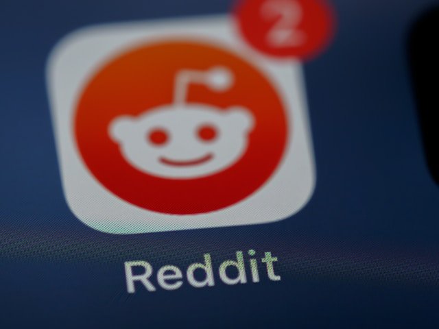 Ilustrasi, Lawan arus! Reddit resmi gugat larangan medsos 16 tahun ke bawah di Australia. Nilai aturan itu melanggar kebebasan politik dan membahayakan privasi pengguna. Dok: Istimewa.