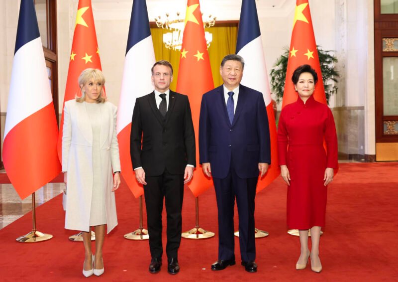 Beijing dan Paris makin mesra! Xi Jinping dan Macron sepakat pererat kerja sama strategis. Simak peluang investasi baru di sektor dirgantara hingga kecerdasan buatan. Dok: Istimewa.