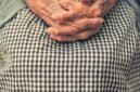 Ilustrasi, Misteri centenarian. Ilmu pengetahuan modern mengungkap bahwa rahasia hidup hingga usia 100 tahun bukan sekadar keberuntungan genetik, melainkan hasil sinergi antara lingkungan sosial, nutrisi, dan kesehatan telomer sel. Dok: Istimewa.