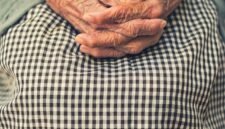 Ilustrasi, Misteri centenarian. Ilmu pengetahuan modern mengungkap bahwa rahasia hidup hingga usia 100 tahun bukan sekadar keberuntungan genetik, melainkan hasil sinergi antara lingkungan sosial, nutrisi, dan kesehatan telomer sel. Dok: Istimewa.