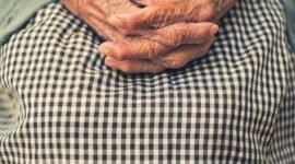 Ilustrasi, Misteri centenarian. Ilmu pengetahuan modern mengungkap bahwa rahasia hidup hingga usia 100 tahun bukan sekadar keberuntungan genetik, melainkan hasil sinergi antara lingkungan sosial, nutrisi, dan kesehatan telomer sel. Dok: Istimewa.