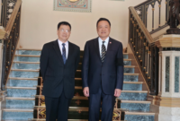 Deng Xijun (kiri), utusan khusus untuk urusan Asia dari Kementerian Luar Negeri Tiongkok, bertemu dengan Perdana Menteri Thailand Anutin Charnvirakul. Dok: Chinese Foreign Ministry.