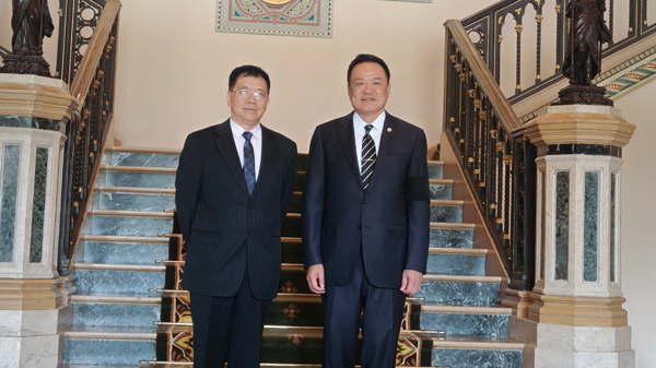 Deng Xijun (kiri), utusan khusus untuk urusan Asia dari Kementerian Luar Negeri Tiongkok, bertemu dengan Perdana Menteri Thailand Anutin Charnvirakul. Dok: Chinese Foreign Ministry.