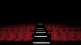 Ilustrasi, Hiburan atau eksploitasi? Demam dokumenter pembunuhan seperti Dahmer memicu debat etika. Simak dampak retraumatisasi bagi keluarga korban dan bahaya romantisasi penjahat. Dok: Istimewa.