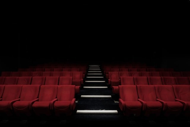 Ilustrasi, Hiburan atau eksploitasi? Demam dokumenter pembunuhan seperti Dahmer memicu debat etika. Simak dampak retraumatisasi bagi keluarga korban dan bahaya romantisasi penjahat. Dok: Istimewa.
