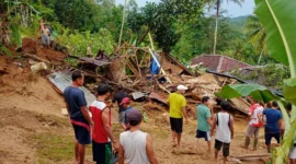 Ilustrasi rumah warga di Kabupaten Lebak rusak akibat hujan lebat dan longsor selama Desember 2025. (Posnews/BPBD Lebak)
