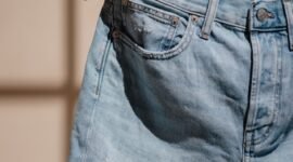 Ilustrasi, Sering dipakai simpan koin atau kunci? Ternyata saku mungil di jeans punya fungsi elit pada zamannya. Simak sejarah 
