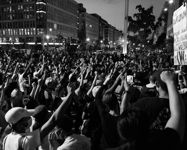 Ilustrasi, Teheran rusuh lagi! Inflasi 42,5% picu demo mahasiswa dan pedagang. Pemerintah tawarkan dialog, tapi massa teriakkan nama Shah lama. Dok: Istimewa.