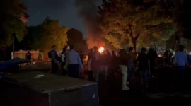 Puluhan kios pedagang di depan TMP Kalibata hangus terbakar imbas kerusuhan Kamis malam. (Posnews/Ist)
