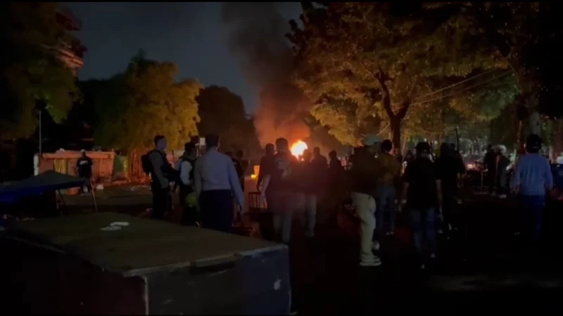 Puluhan kios pedagang di depan TMP Kalibata hangus terbakar imbas kerusuhan Kamis malam. (Posnews/Ist)
