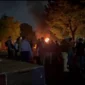 Puluhan kios pedagang di depan TMP Kalibata hangus terbakar imbas kerusuhan Kamis malam. (Posnews/Ist)
