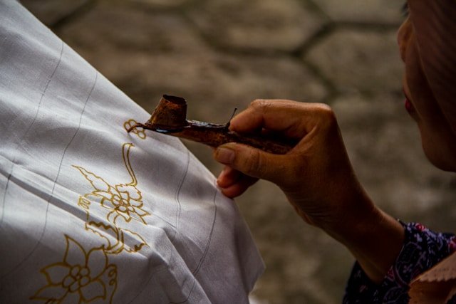 Ilustrasi, Lebih dari sekadar kain, batik adalah doa. Namun, industri massal dan batik printing mengancam matinya jiwa di balik motif sakral ini. Dok: Istimewa.