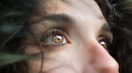 Ilustrasi, Mata sering lelah dan susah tidur? Hati-hati, itu ulah Blue Light dari gawai Anda. Simak dampak seriusnya bagi retina dan ritme tidur, serta cara detoks digital yang efektif. Dok: Istimewa.