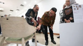 Menteri Perdagangan Budi Santoso menyerahkan penghargaan Good Design Indonesia 2025 di Auditorium Kemendag Jakarta. (Posnews/Ist)