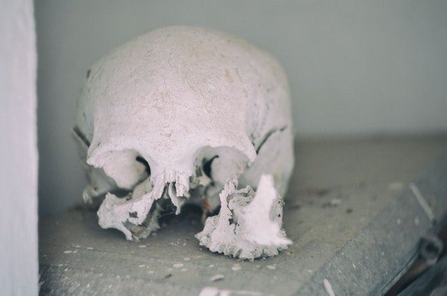 Ilustrasi, Tragedi sunyi di Bantul. Mayat pria ditemukan membusuk di dalam rumah, diduga sudah meninggal sebulan. Anehnya, tetangga tak cium bau apa pun. Dok: Istimewa.