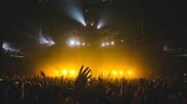 Rindu nonton konser tapi dompet menjerit? Kamu tidak sendirian. Fenomena 