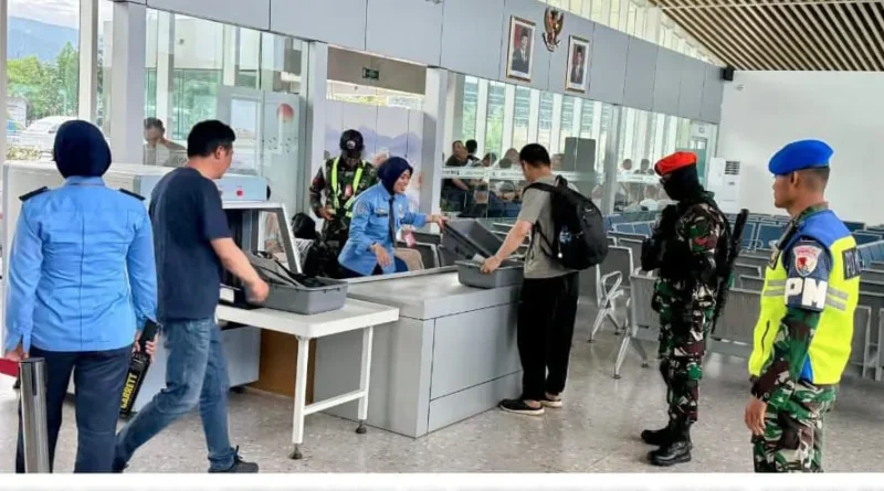 Satgas Terpadu memeriksa barang bukti serbuk nikel hasil penangkapan WNA di Bandara IWIP Maluku Utara.. (Posnews/Ist)