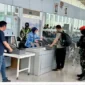 Satgas Terpadu memeriksa barang bukti serbuk nikel hasil penangkapan WNA di Bandara IWIP Maluku Utara.. (Posnews/Ist)