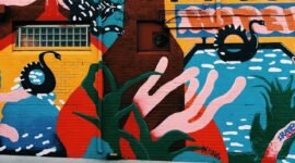 Ilustrasi, Seni atau sampah visual? Tembok kota menjadi medan perang antara seniman dan aparat. Simak sejarah mural dari alat perjuangan kemerdekaan hingga kritik sosial modern. Dok: Istimewa.