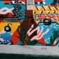 Ilustrasi, Seni atau sampah visual? Tembok kota menjadi medan perang antara seniman dan aparat. Simak sejarah mural dari alat perjuangan kemerdekaan hingga kritik sosial modern. Dok: Istimewa.