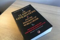 Ilustrasi, Bukan lagi komunis vs kapitalis, tapi Barat vs "The Rest"? Teori Samuel Huntington tentang konflik budaya kembali relevan. Dok: Istimewa.