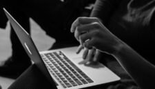 Ilustrasi, Mendefinisikan ulang ruang siber. Melalui kacamata Konstruktivisme, persaingan teknologi AI dan siber bukan merupakan takdir konflik. Hal ini merupakan peluang untuk membangun norma baru yang kooperatif. Dok: Istimewa.