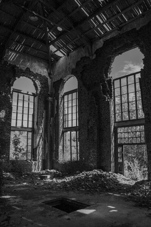 Ilustrasi, Mall baru lagi? Sayangnya, sejarah sering kalah lawan beton. Simak mengapa kita mudah meratakan gedung tua dan solusi Adaptive Reuse yang menyelamatkan kenangan. Dok: Istimewa.