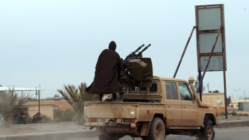 Kesepakatan damai Maret 2025 runtuh. Tentara Suriah ambil alih bendungan strategis dan ladang minyak, sementara AS dan Prancis serukan de-eskalasi. Dok: France 24.