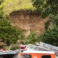 Liburan berubah jadi tragedi. Bukit runtuh menimpa perkemahan di Mount Maunganui, sementara banjir bandang memaksa warga menyelamatkan diri ke atap rumah. Dok: Bloomberg.