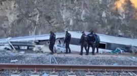 Jeritan di tengah kegelapan. Kereta Iryo tergelincir dan dihantam kereta Alvia dari arah berlawanan hanya dalam hitungan detik. Roda yang hilang misterius jadi sorotan penyelidik. Dok: Istimewa.