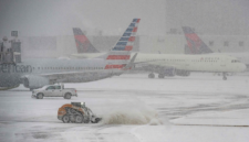 Ilustrasi, Kekacauan di hub udara tersibuk dunia. Penutupan wilayah udara akibat konflik AS-Israel vs Iran memicu pembatalan massal, pengalihan rute darurat, dan lonjakan harga bahan bakar pesawat hingga $225 per barel. Dok: Istimewa.