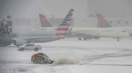 Ilustrasi, Kekacauan di hub udara tersibuk dunia. Penutupan wilayah udara akibat konflik AS-Israel vs Iran memicu pembatalan massal, pengalihan rute darurat, dan lonjakan harga bahan bakar pesawat hingga $225 per barel. Dok: Istimewa.
