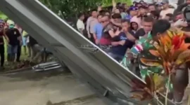Aksi warga menggeruduk Mako Lanal Melonguane usai pengeroyokan guru SMK oleh oknum TNI AL di Kepulauan Talaud, Sulawesi Utara. (Posnews/Ist)