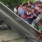 Aksi warga menggeruduk Mako Lanal Melonguane usai pengeroyokan guru SMK oleh oknum TNI AL di Kepulauan Talaud, Sulawesi Utara. (Posnews/Ist)