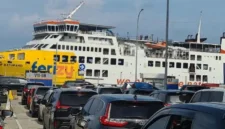 Aktivitas penumpang dan kendaraan memadati Pelabuhan Penyeberangan ASDP.(Posnews/ASDP)