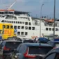 Aktivitas penumpang dan kendaraan memadati Pelabuhan Penyeberangan ASDP.(Posnews/ASDP)