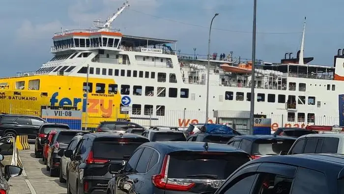 Aktivitas penumpang dan kendaraan memadati Pelabuhan Penyeberangan ASDP saat puncak arus Natal dan Tahun Baru 2025/2026. (Posnews/ASDP)