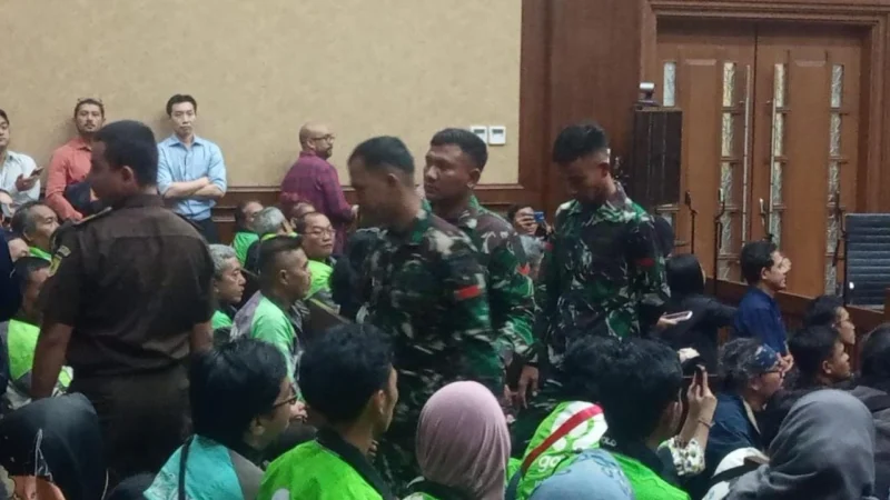 Anggota TNI berada di ruang sidang saat persidangan kasus laptop Chromebook dengan terdakwa Nadiem Makarim di Pengadilan Tipikor Jakarta Pusat. (Posnews/Ist)
