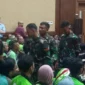 Anggota TNI berada di ruang sidang saat persidangan kasus laptop Chromebook dengan terdakwa Nadiem Makarim di Pengadilan Tipikor Jakarta Pusat. (Posnews/Ist)