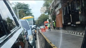 Antrean kendaraan mengular menuju pintu masuk Taman Margasatwa Ragunan saat libur Tahun Baru 2026