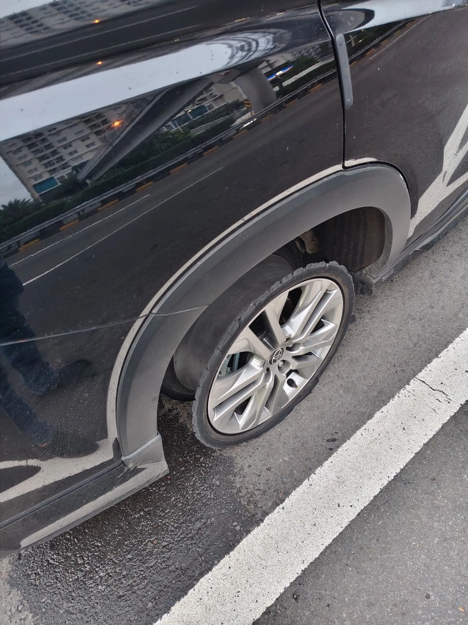 Toyota Zenix berhenti darurat di Tol Jakarta–Cikampek akibat ban pecah.