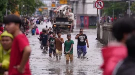 Banjir Kepung Jakarta, Ratusan Warga Mengungsi dan Puluhan Jalan Lumpuh. (Posnews/MR)