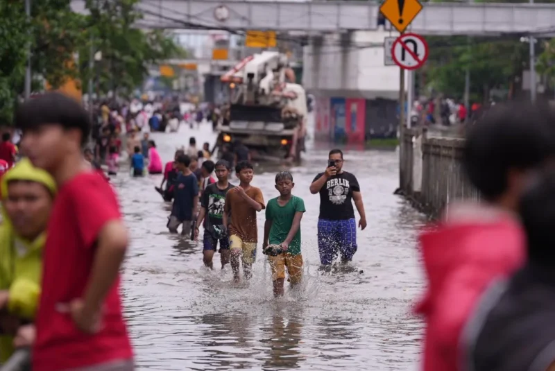 Banjir Kepung Jakarta, Ratusan Warga Mengungsi dan Puluhan Jalan Lumpuh. (Posnews/MR)