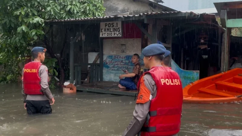 Banjir 1,5 meter merendam permukiman Kampung Melayu Jakarta Timur. (Posnews/Ist)