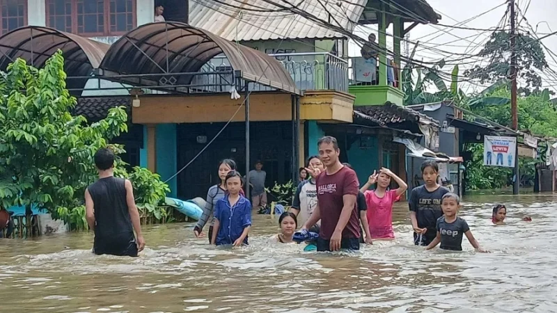 Ilustrasi, warga terdampak banjir setinggi hingga 120 sentimeter di Kecamatan Cipondoh, Kota Tangerang, Jumat (23/1/2026). (Posnews/Ist)